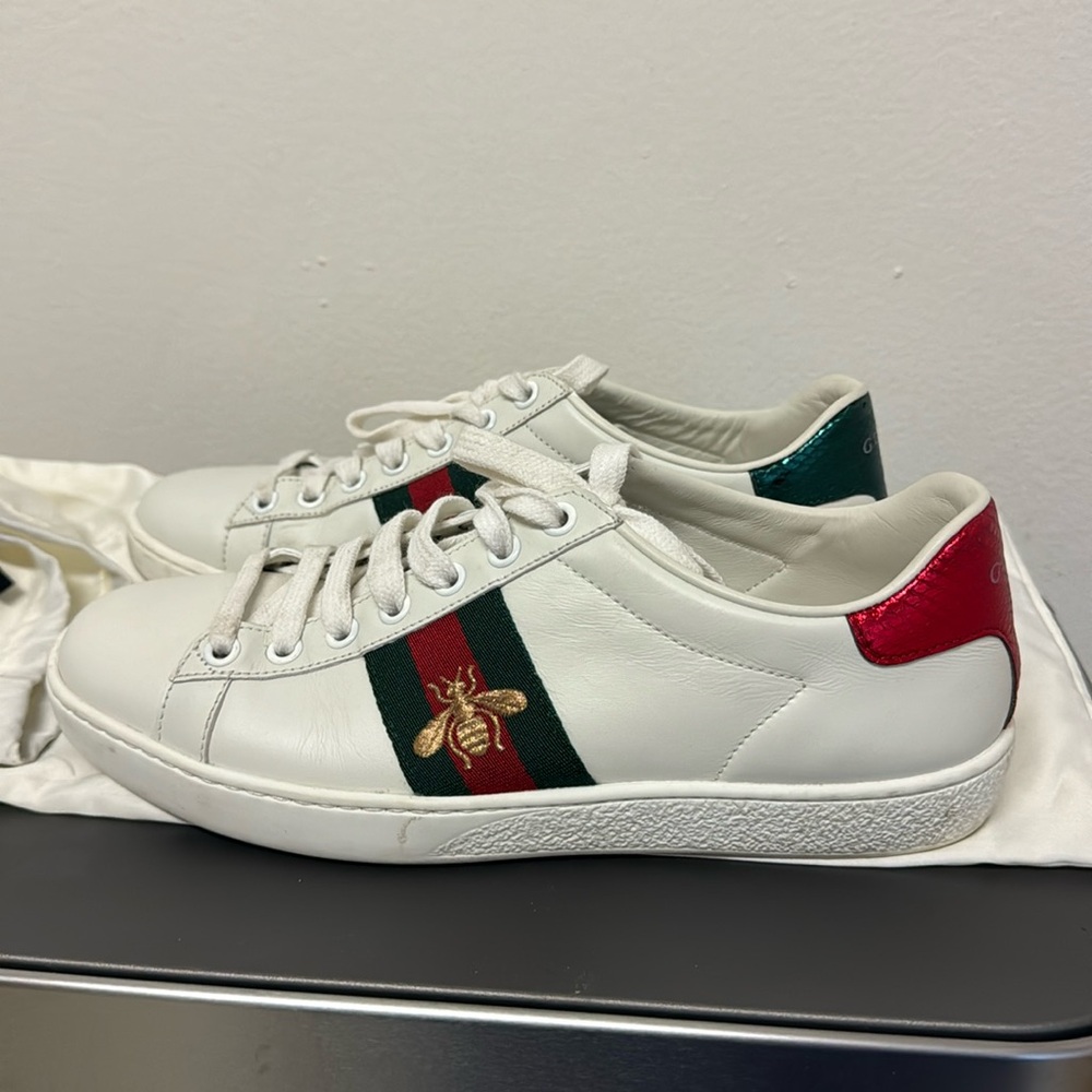 Gucci Womens Low-top Ace with Bee sneakers 37
